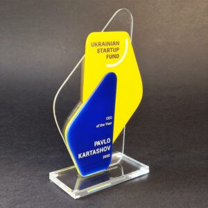 Acrylic award from a “Ukrainian startup fund” by Vizinform